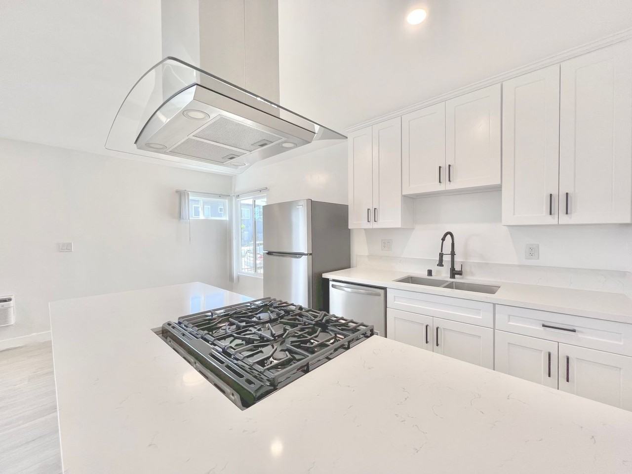 7305 Variel Avenue - Photo 5 of 24