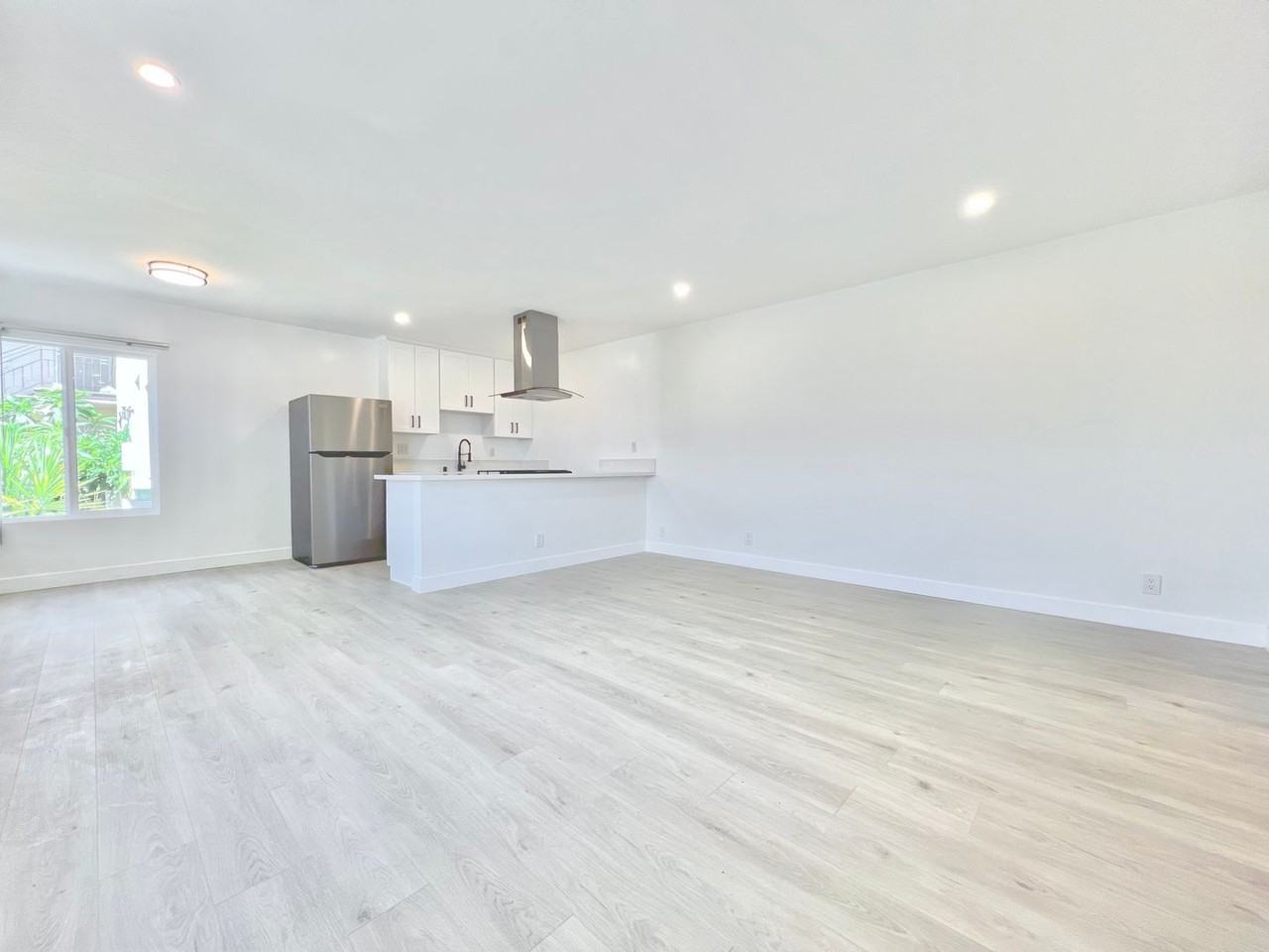 7305 Variel Avenue - Photo 7 of 24