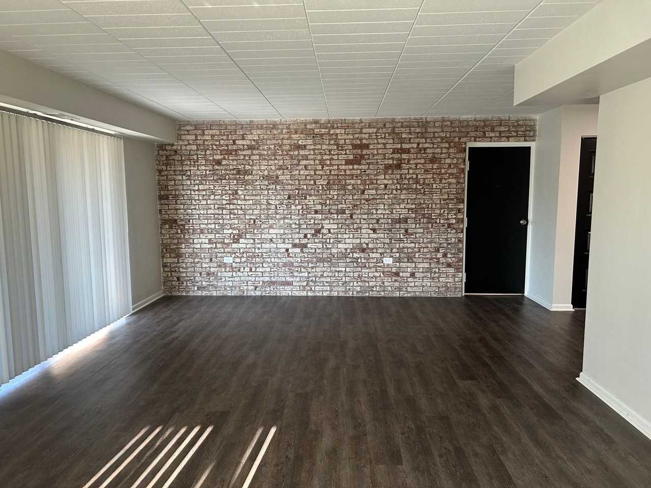 1045 Turnpike St - Photo 2 of 9