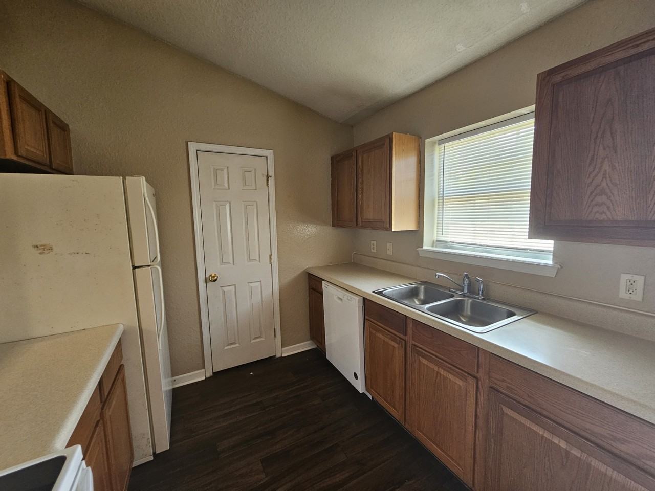 107 S Lively Oaks Dr #1 - Photo 4 of 21