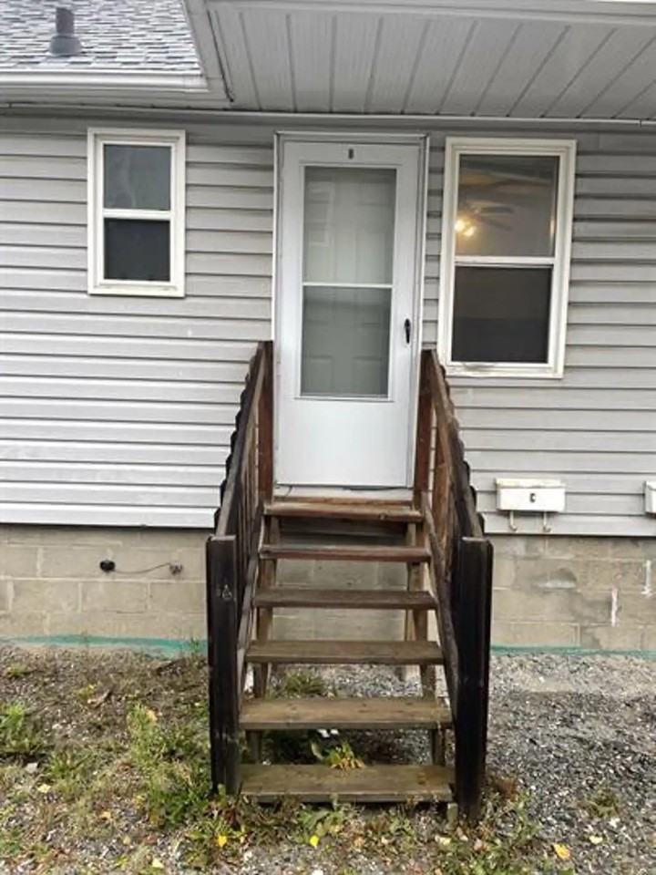 39 Maple St N #B - Photo 2 of 5