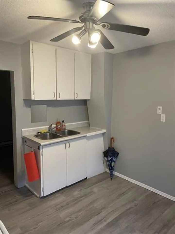 39 Maple St N #B - Photo 3 of 5