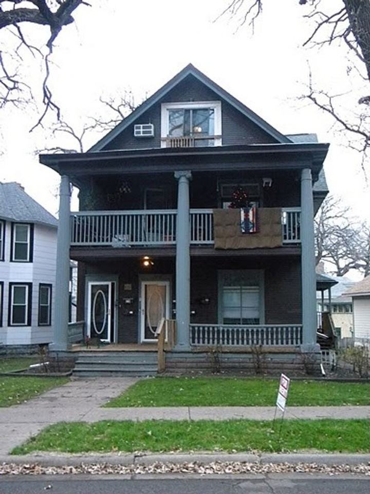 June 2023 ~ Cute 4 bedroom house. Spacious bedrooms. In unit laundry and dishwasher. - Photo 2 of 3