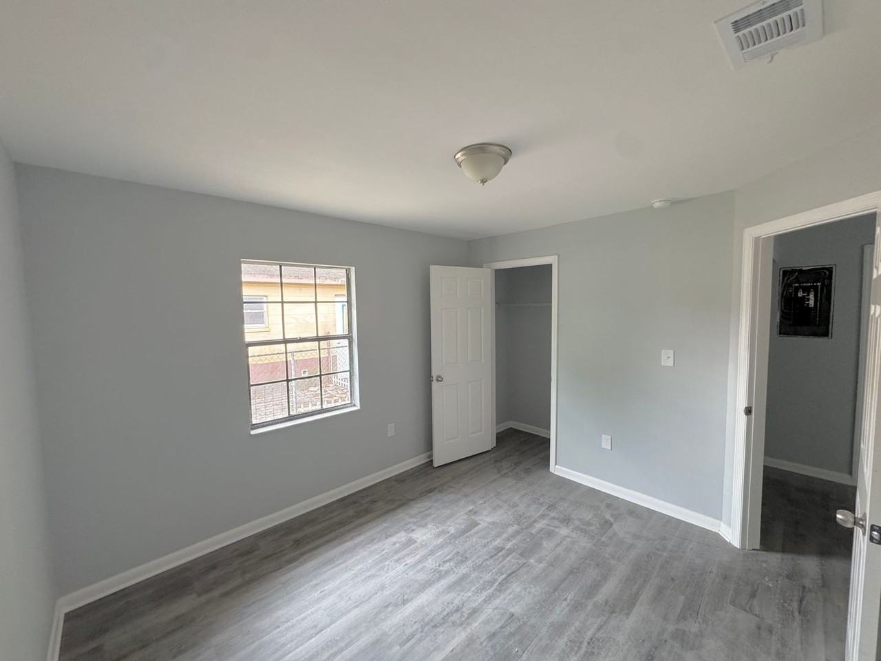 526 Montana Ave - Photo 2 of 5