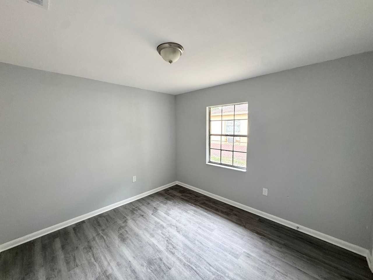 526 Montana Ave - Photo 3 of 5