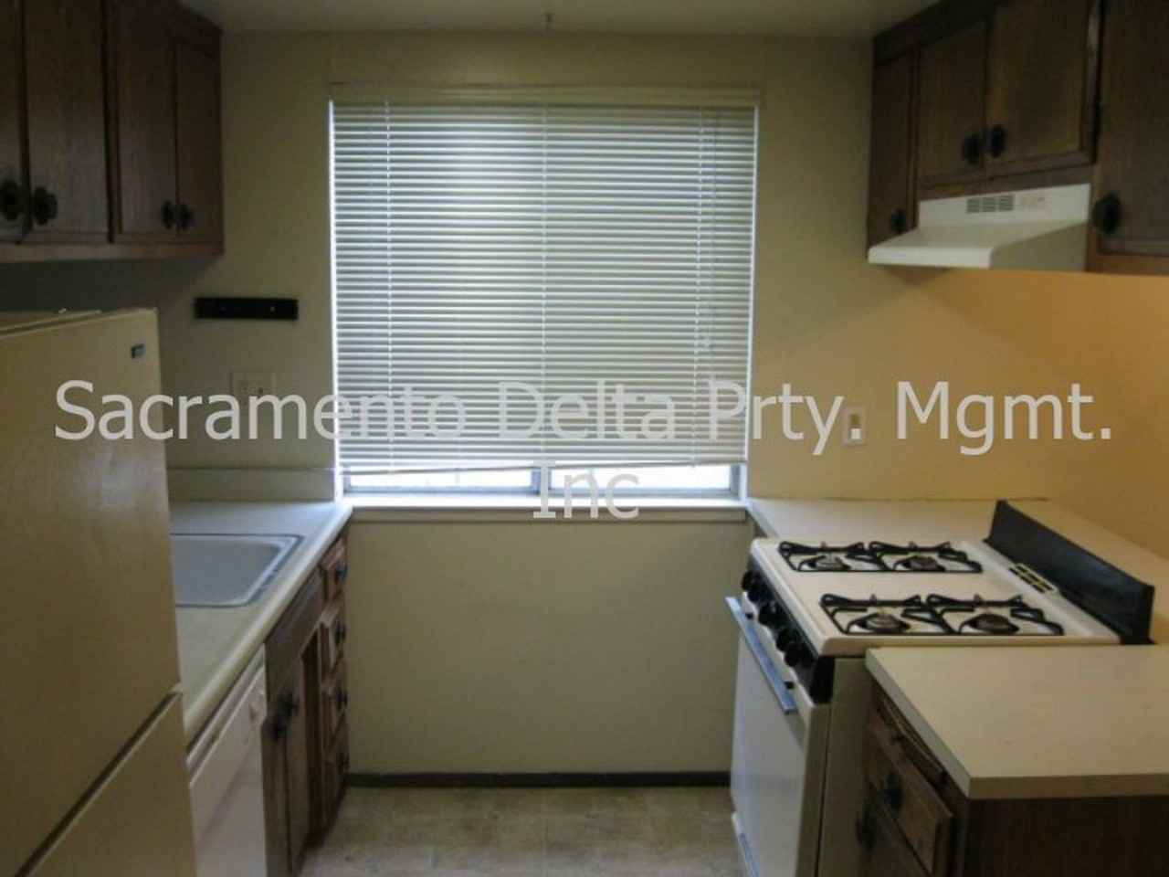 2405 T St D: 2bed 1 bath upstairs unit in fourplex - Photo 2 of 11