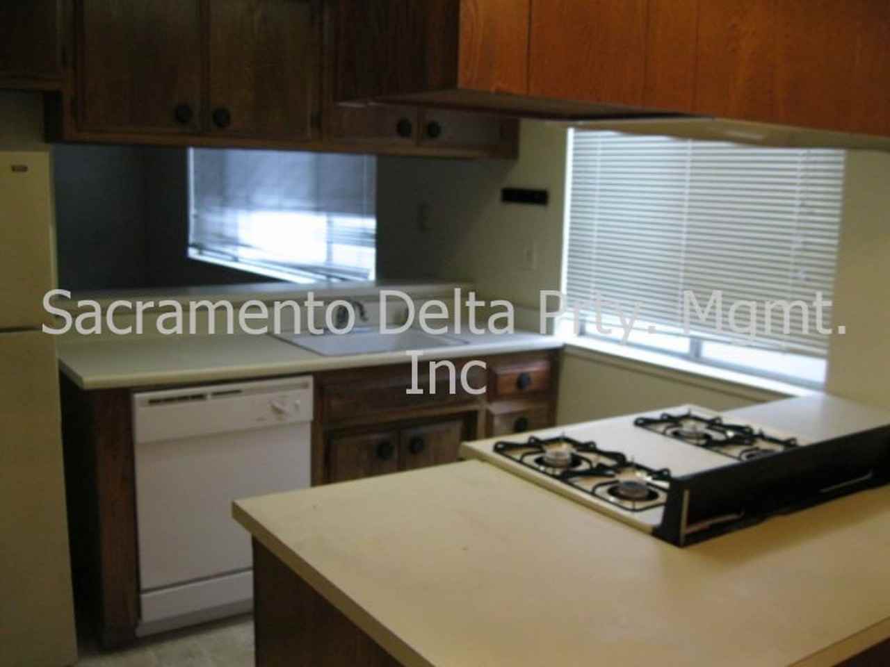 2405 T St D: 2bed 1 bath upstairs unit in fourplex - Photo 4 of 11