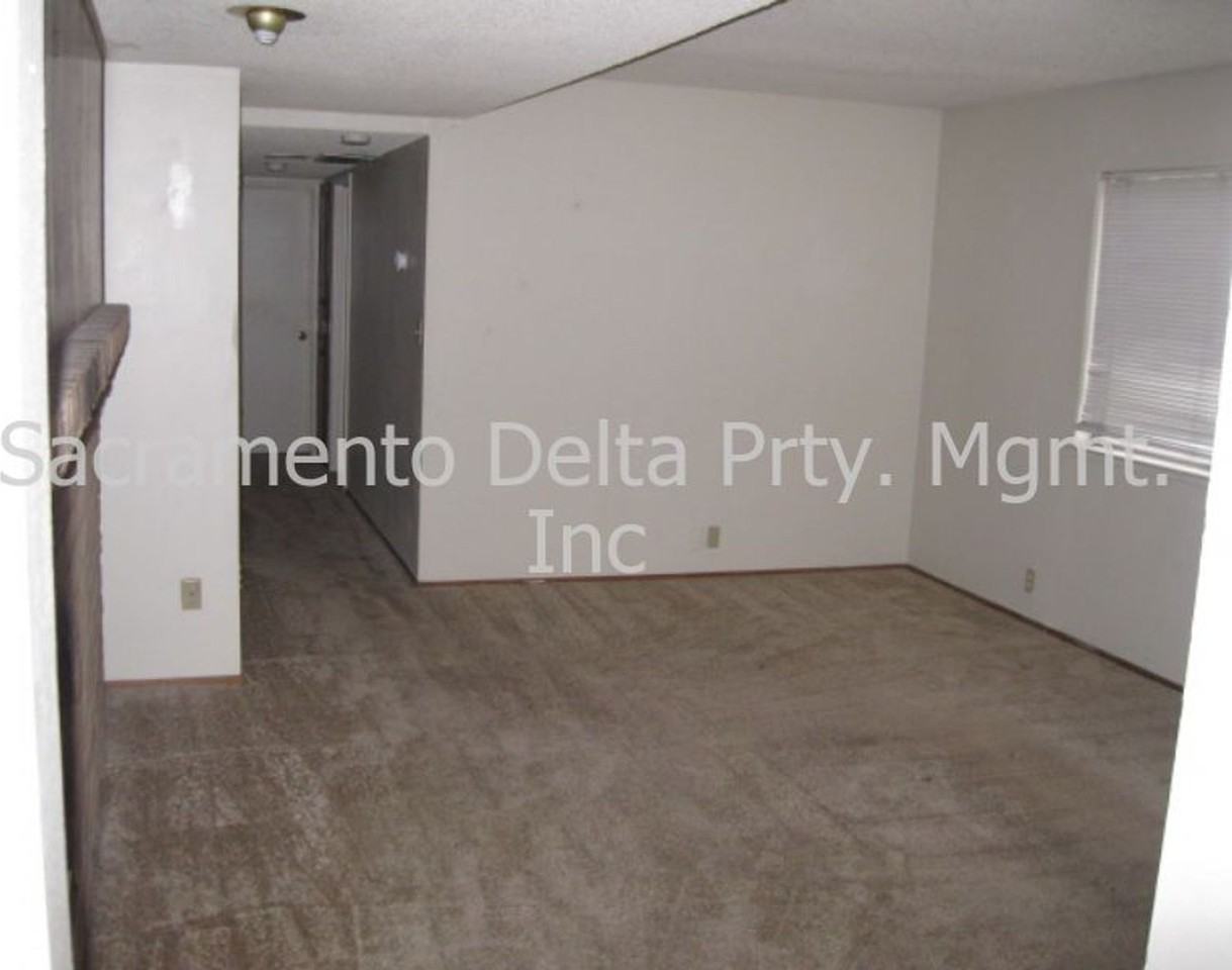 2405 T St D: 2bed 1 bath upstairs unit in fourplex - Photo 7 of 11