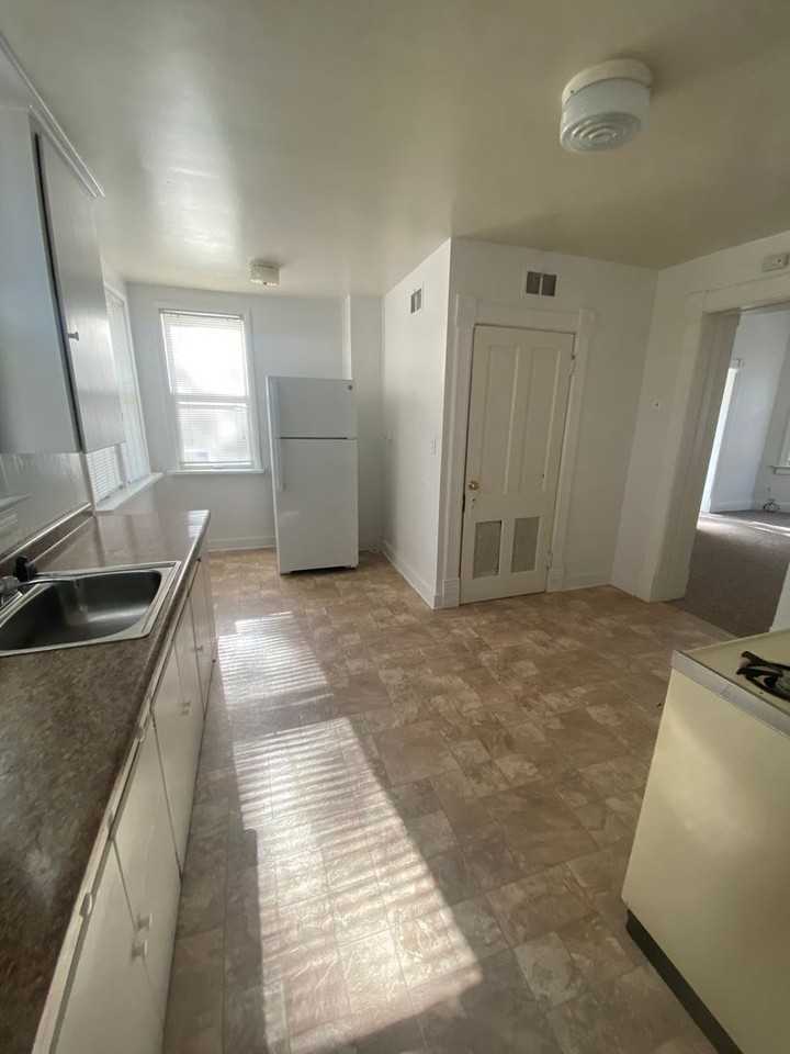 1122 W Charles St - Photo 3 of 6