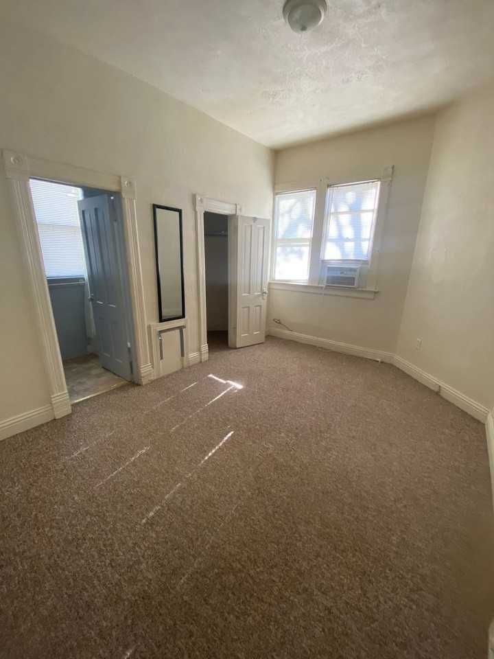 1122 W Charles St - Photo 4 of 6