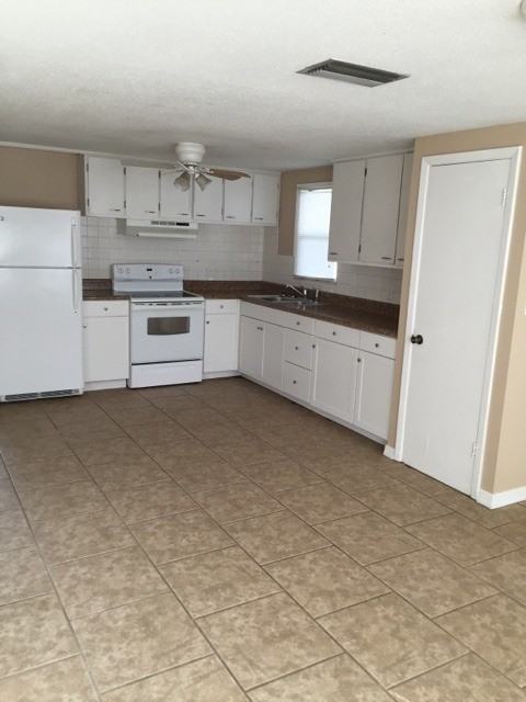 2111 Smithfield Cir S - Photo 3 of 9