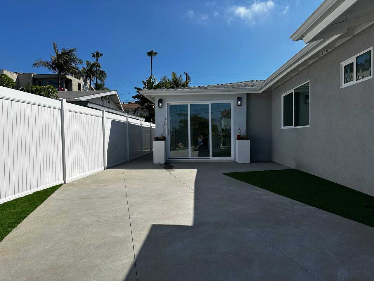 2065 Edinburg Ave - Photo 5 of 19