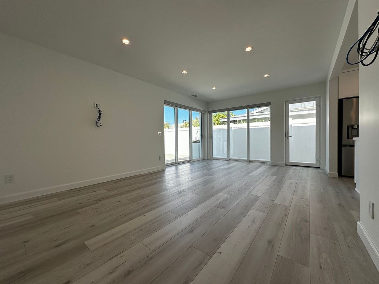 2065 Edinburg Ave - Photo 6 of 19