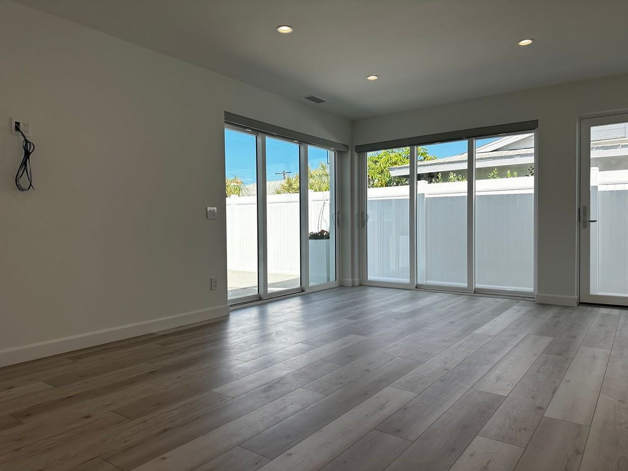 2065 Edinburg Ave - Photo 7 of 19