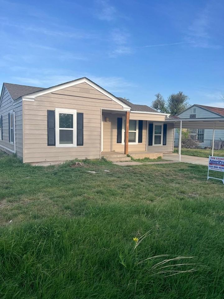 400 Avenue K - Photo 2 of 12
