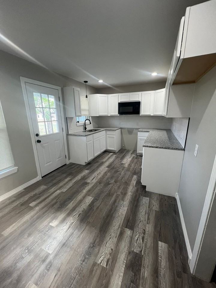 400 Avenue K - Photo 3 of 12