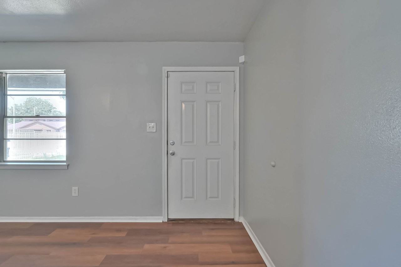 3918 Tavenor Ln - Photo 2 of 21