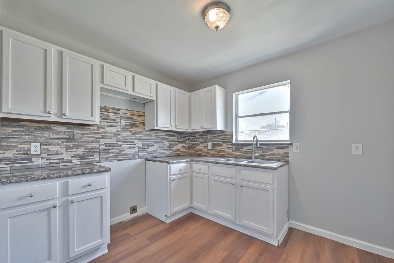 3918 Tavenor Ln - Photo 7 of 21