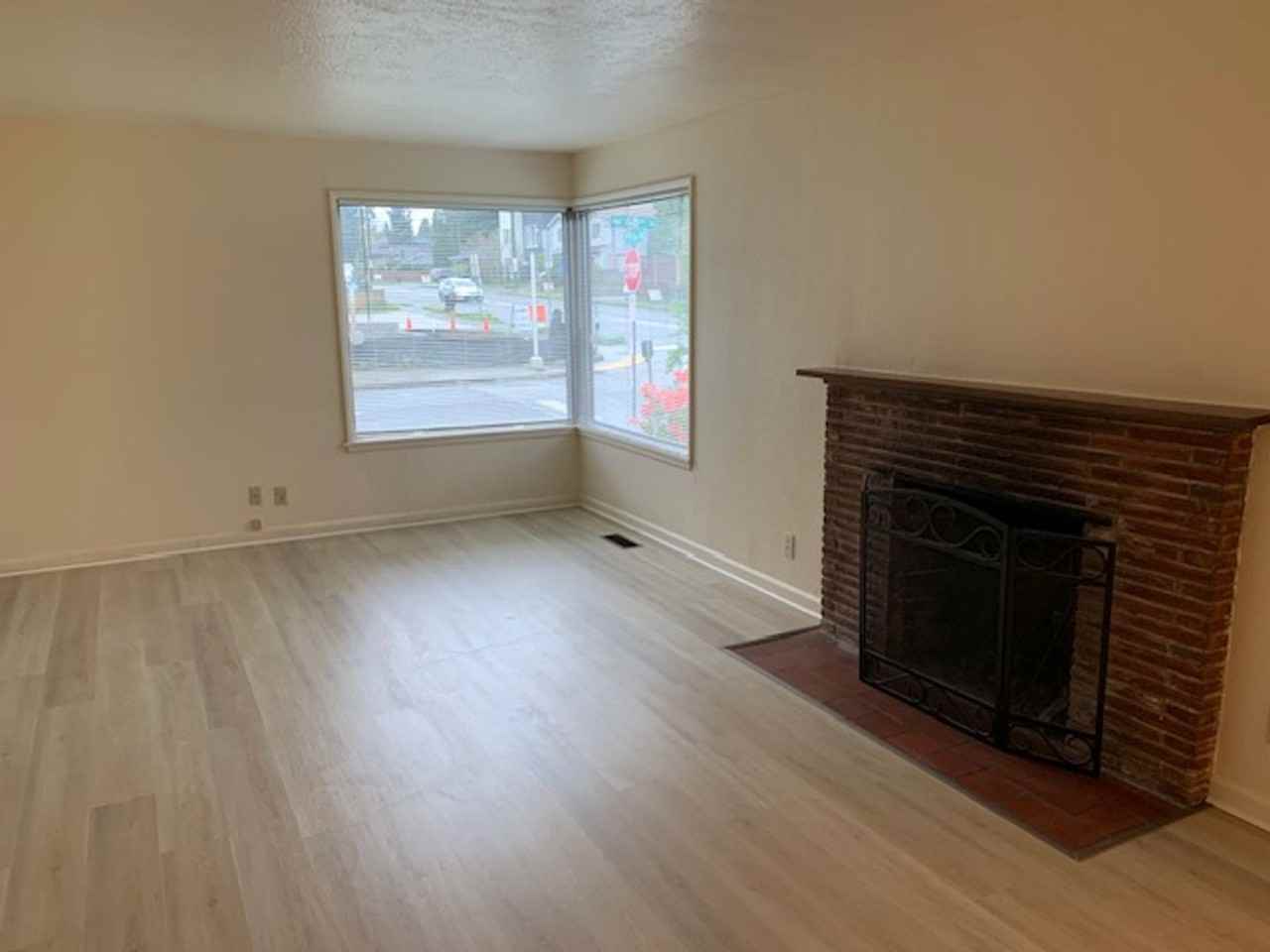 6555 25th Ave Ne - Photo 4 of 18