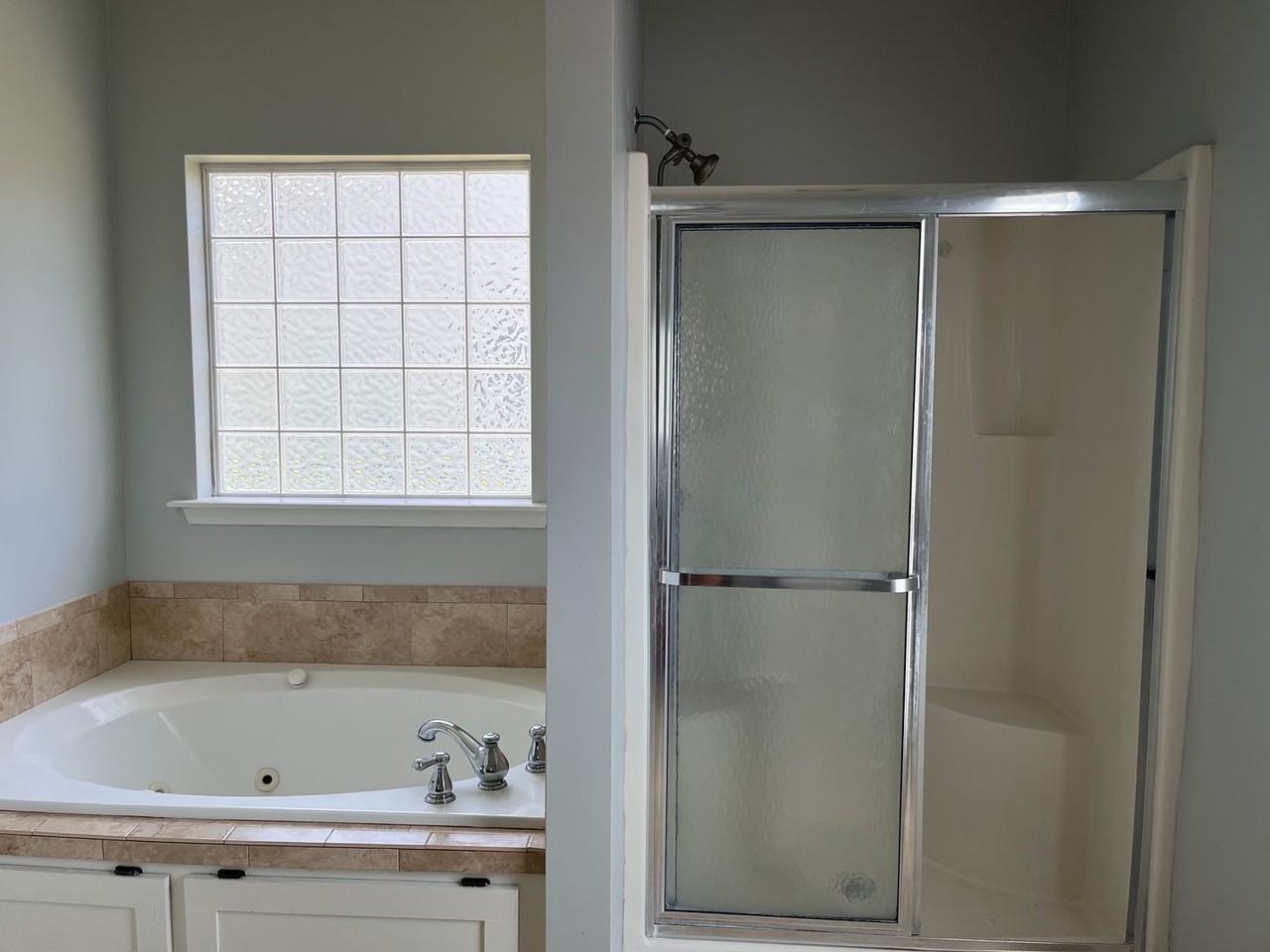 213 Hedgerow Dr - Photo 2 of 12