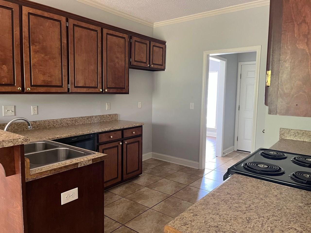 213 Hedgerow Dr - Photo 4 of 12