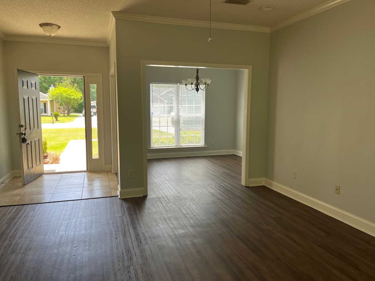 213 Hedgerow Dr - Photo 5 of 12