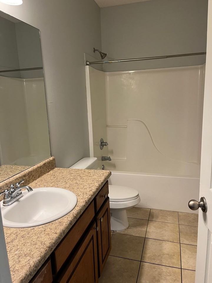 213 Hedgerow Dr - Photo 7 of 12