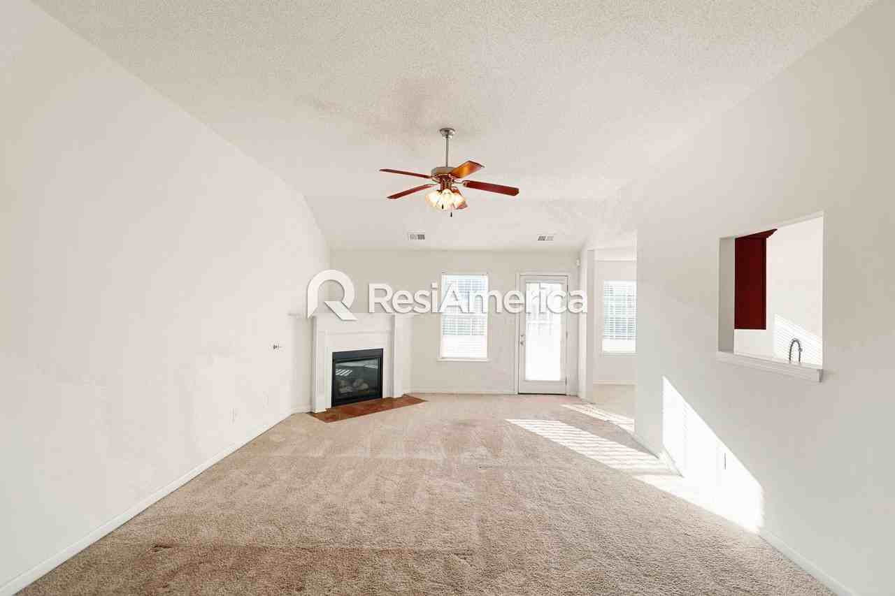 826 Boulevard Orleans St - Photo 2 of 13