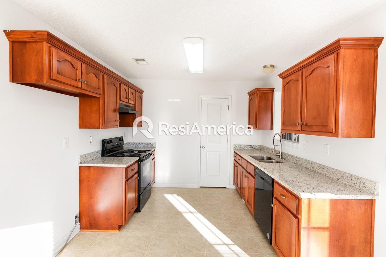 826 Boulevard Orleans St - Photo 3 of 13