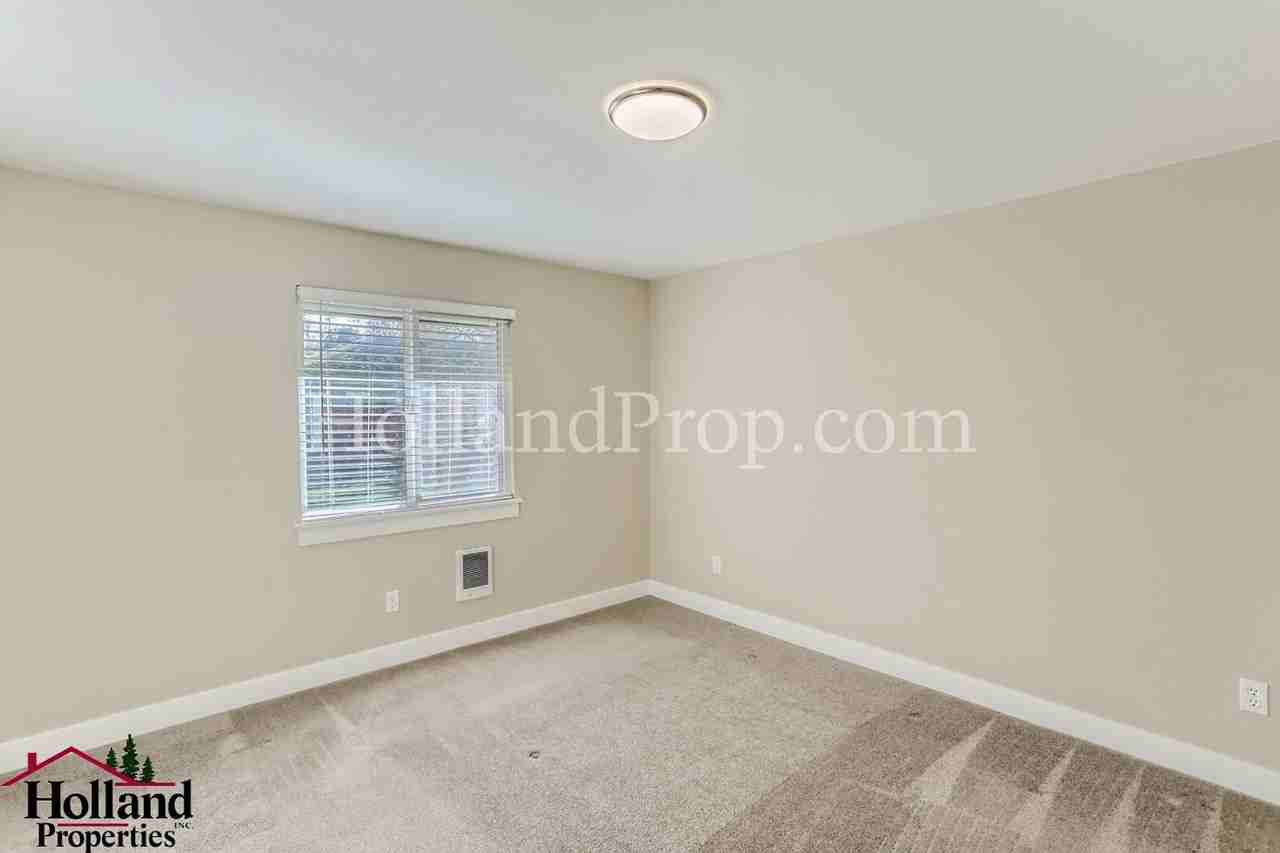 17870 Sw Vincent St - Photo 7 of 11