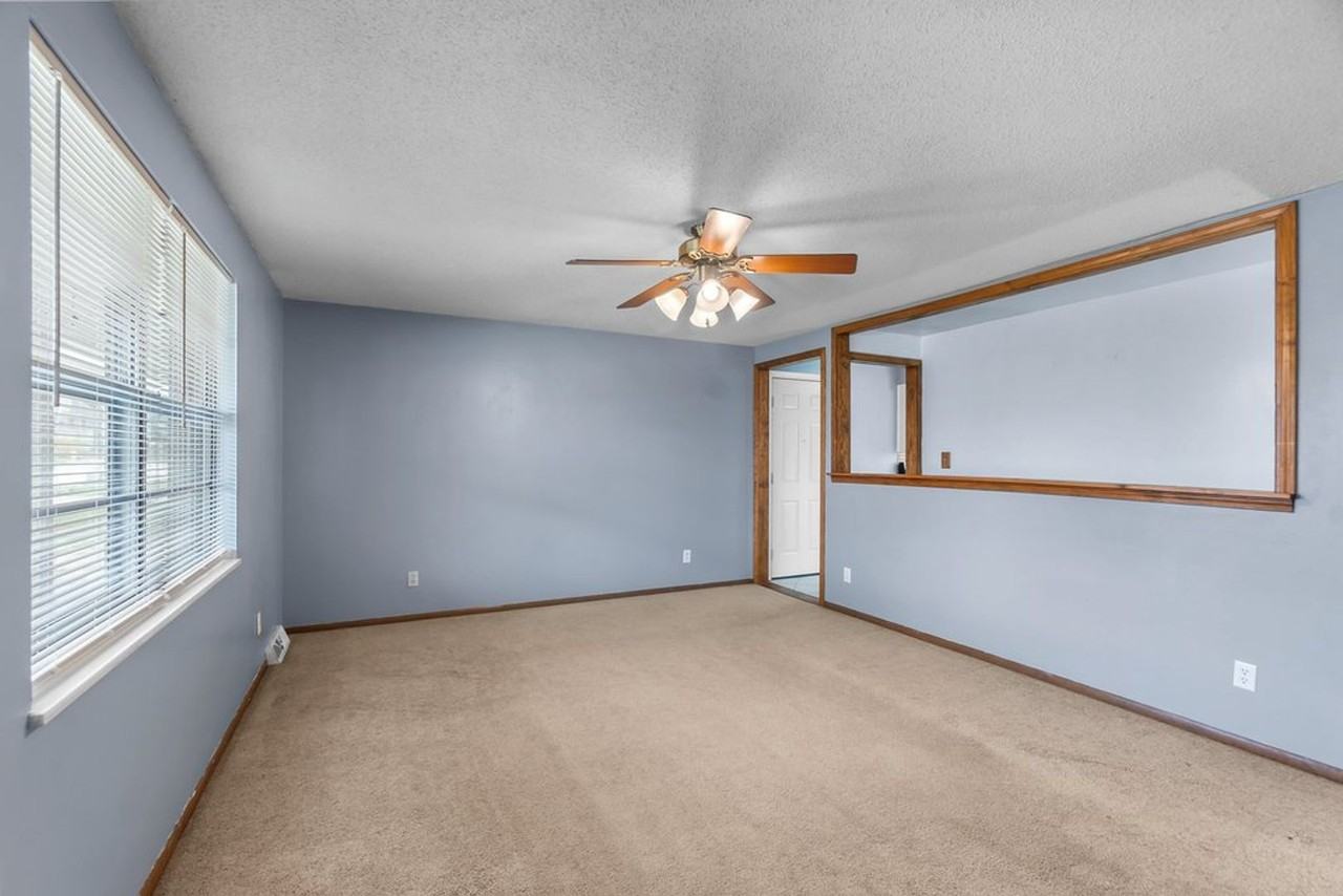 2415 Glenridge Dr - Photo 3 of 30