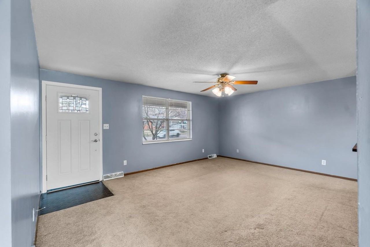 2415 Glenridge Dr - Photo 4 of 30