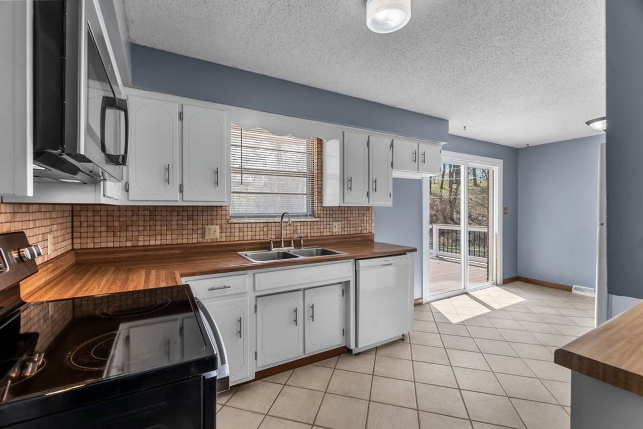 2415 Glenridge Dr - Photo 6 of 30