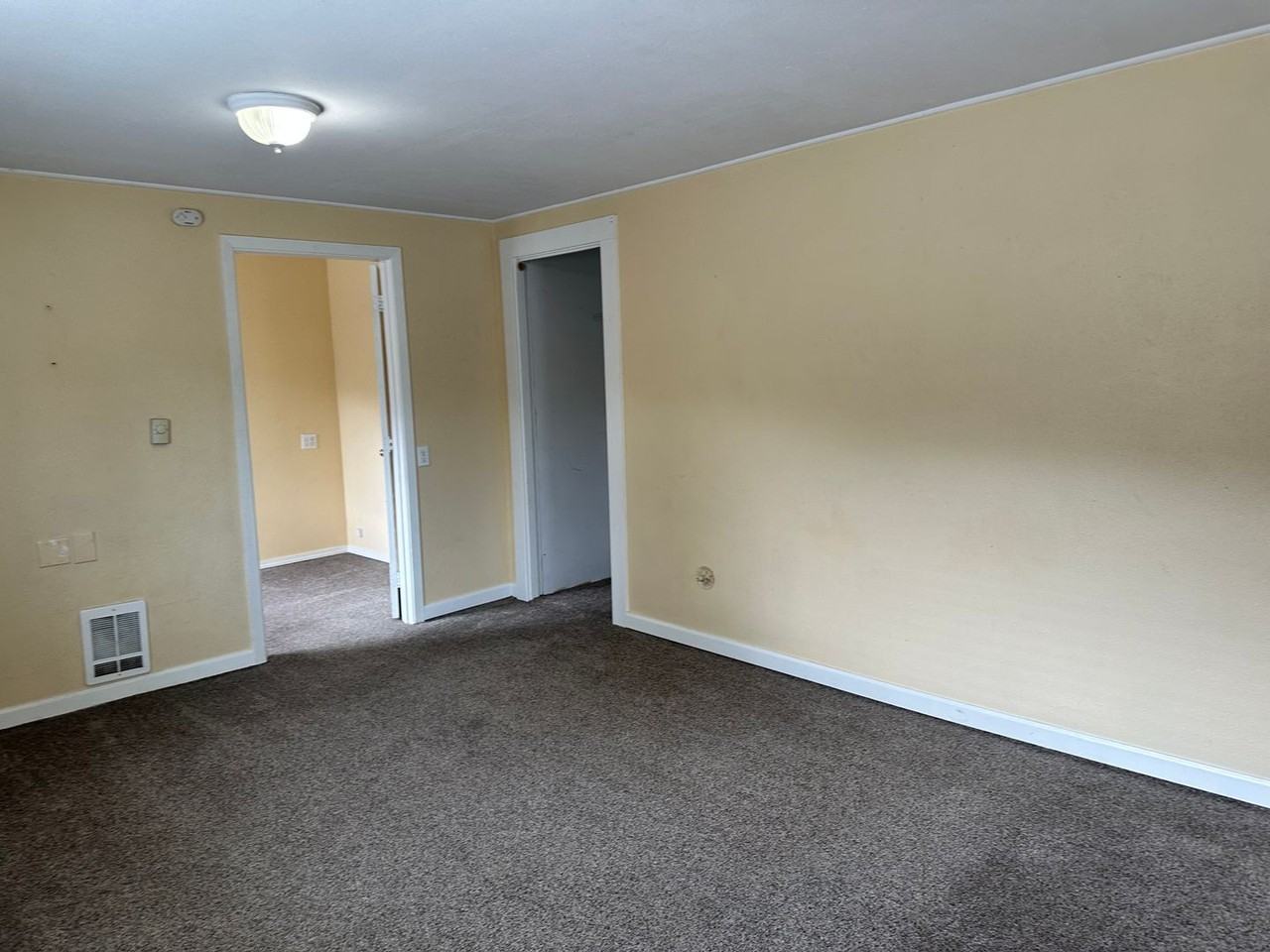 514 E Woodin Ave - Photo 5 of 10