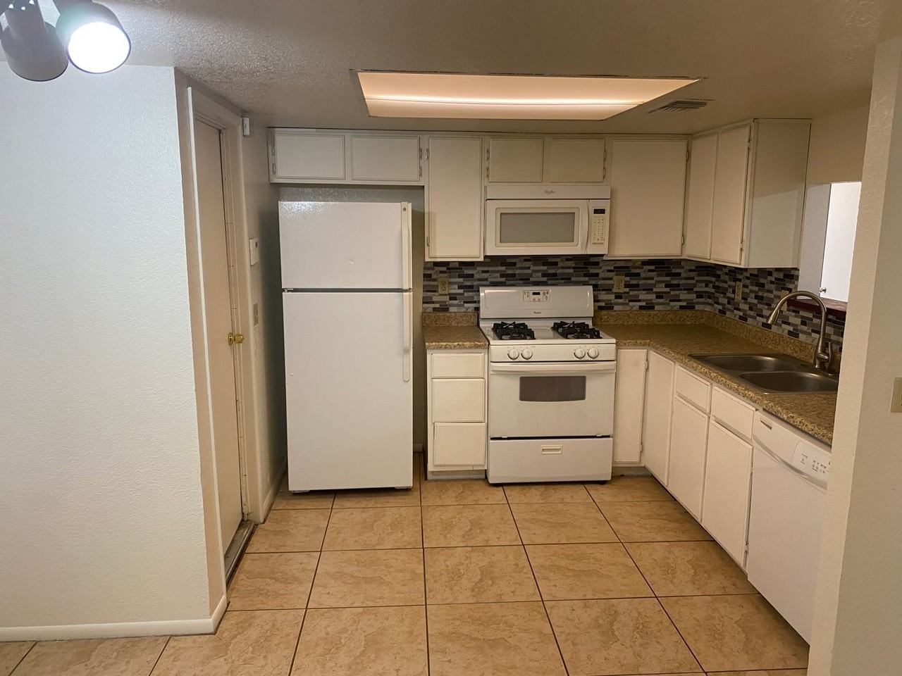 545 Van Dornum Ave - Photo 6 of 44