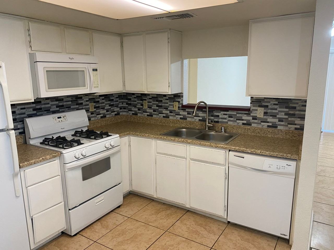 545 Van Dornum Ave - Photo 7 of 44