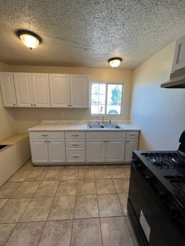 1092 E Hosking Ave - Photo 6 of 13