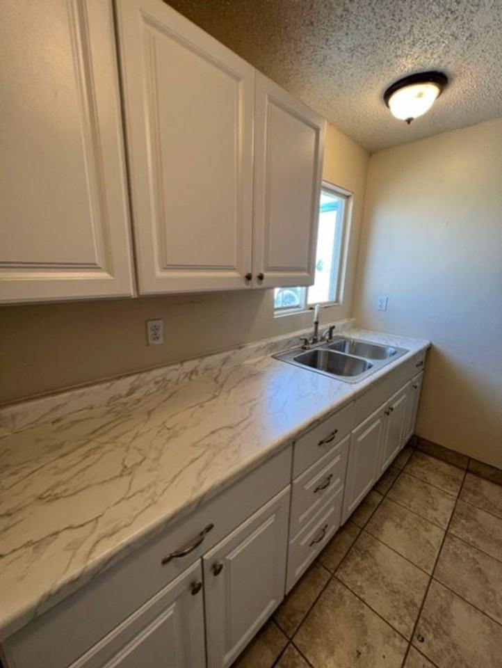 1092 E Hosking Ave - Photo 7 of 13