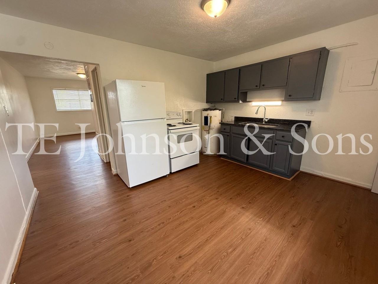 1137 N Cameron Ave - Photo 3 of 19