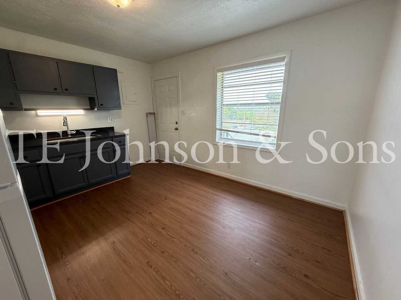 1137 N Cameron Ave - Photo 5 of 19