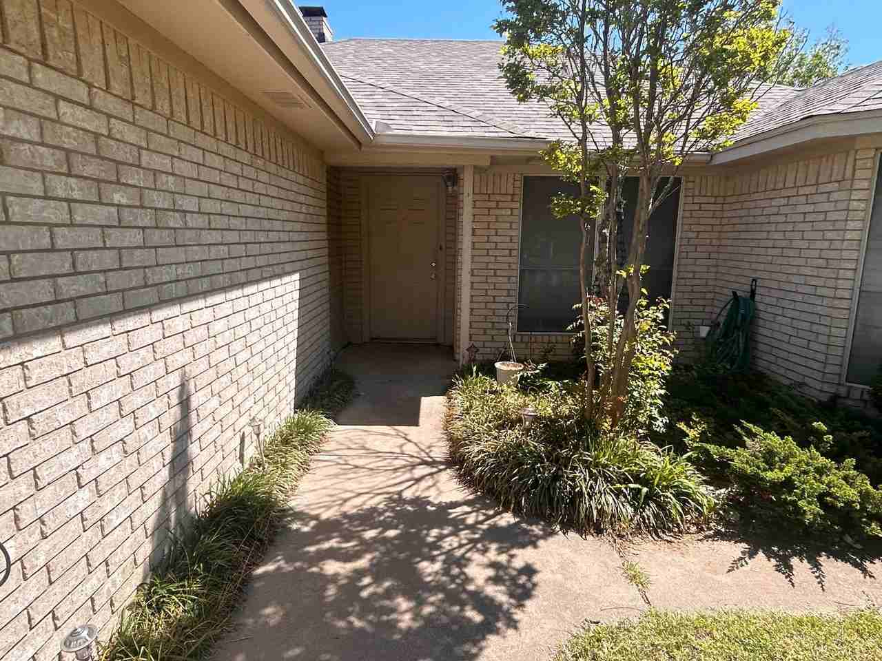 911 Sylvia St - Photo 2 of 9