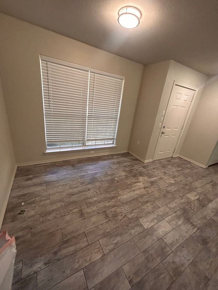 911 Sylvia St - Photo 3 of 9