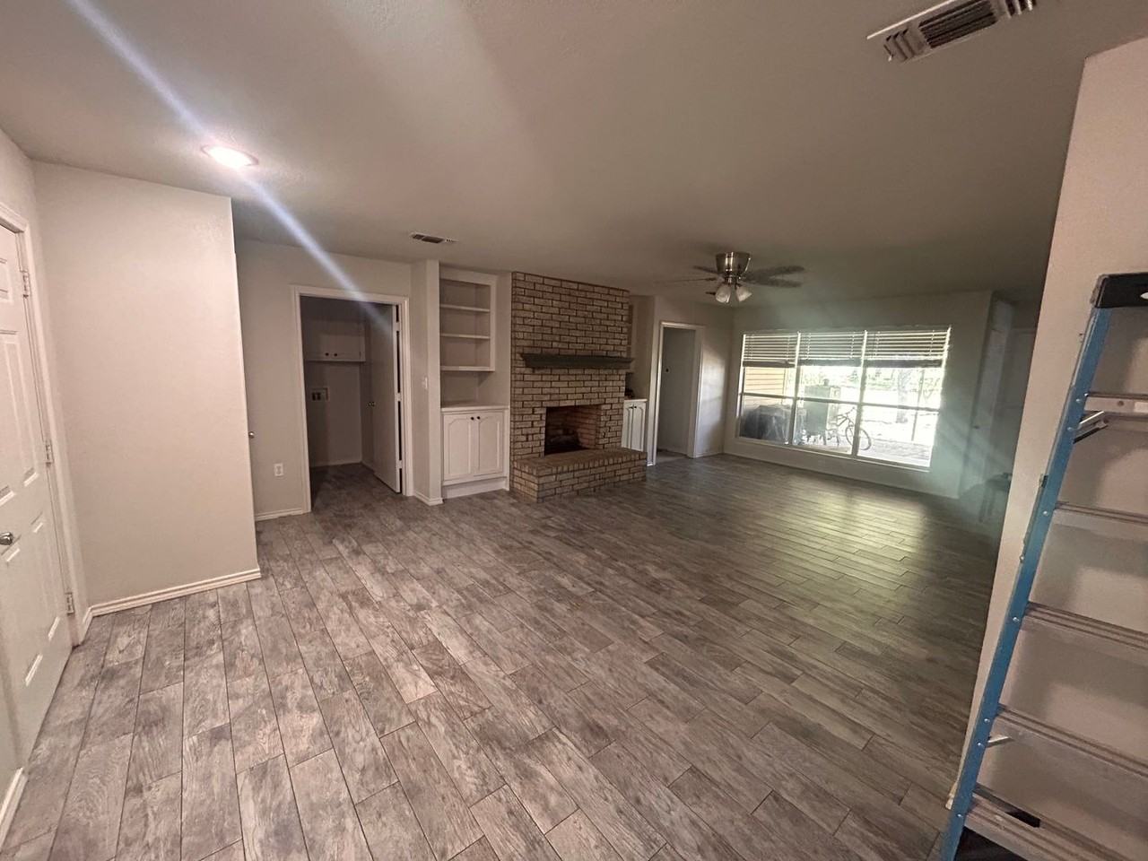 911 Sylvia St - Photo 4 of 9