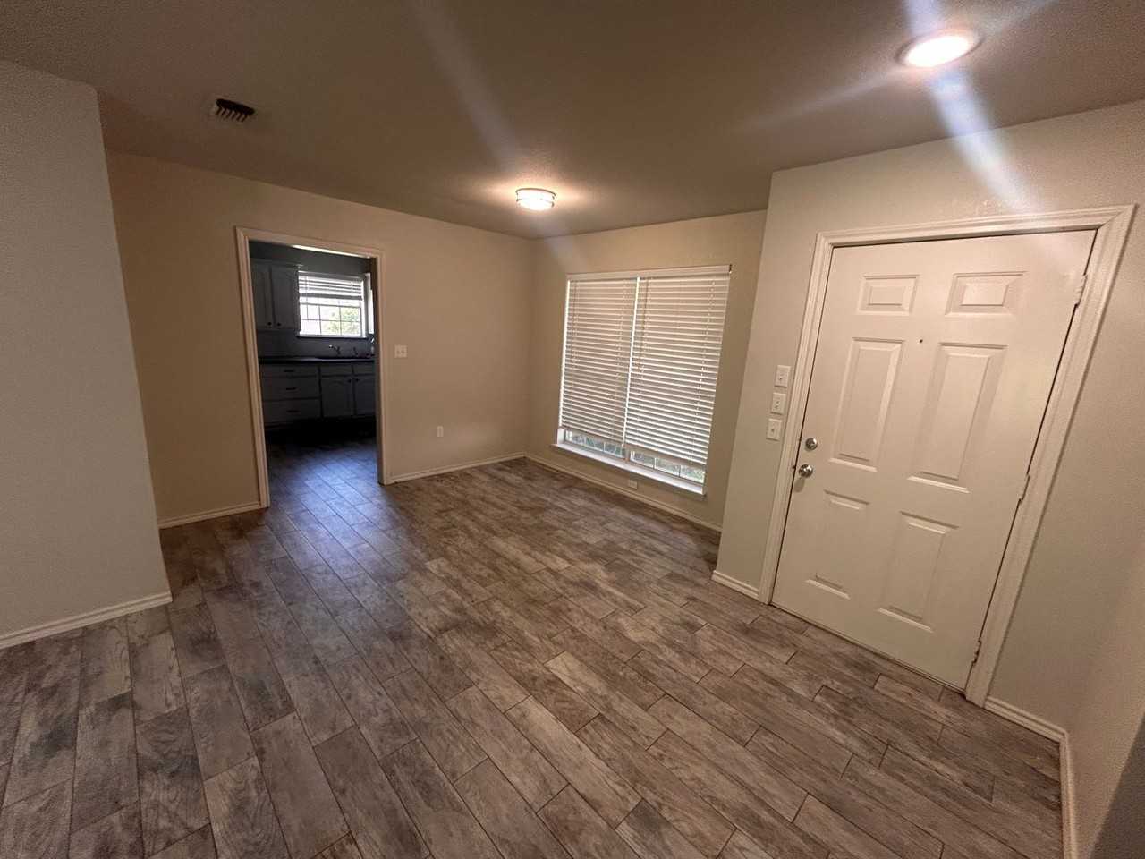 911 Sylvia St - Photo 5 of 9