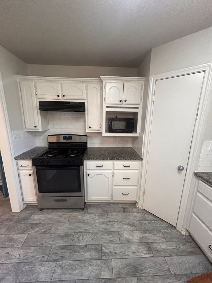 911 Sylvia St - Photo 7 of 9