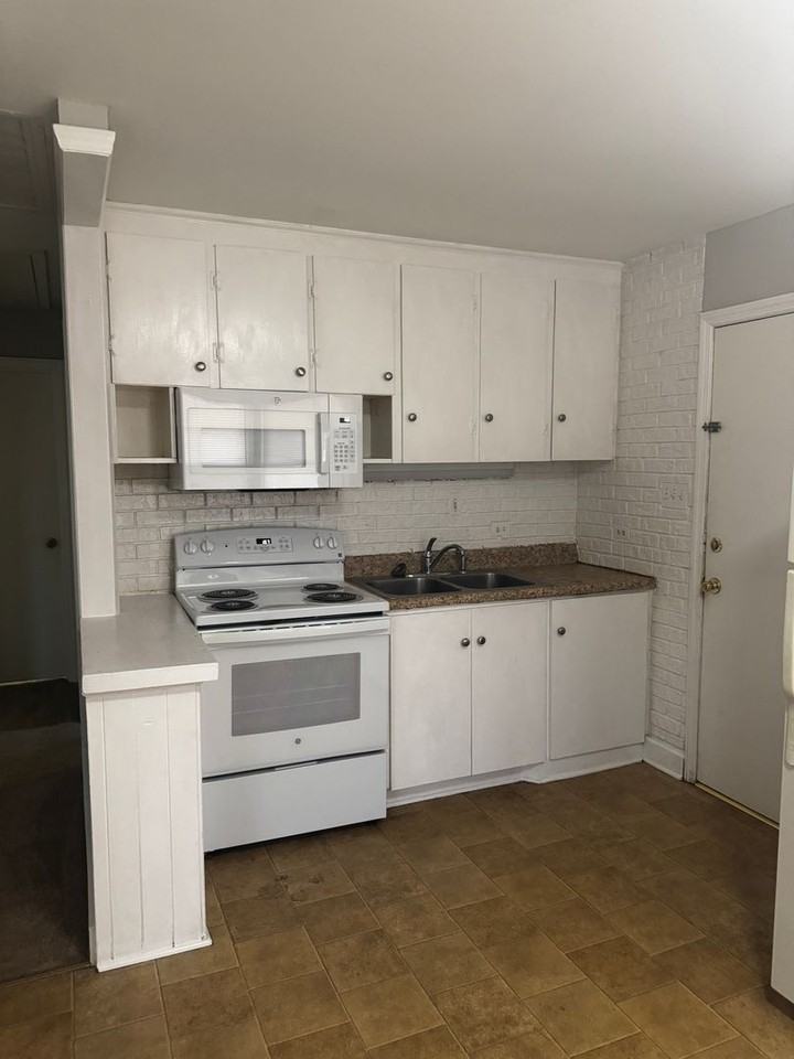 107 S West St - Photo 2 of 10