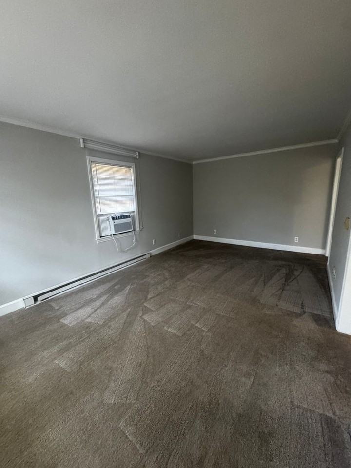 107 S West St - Photo 3 of 10