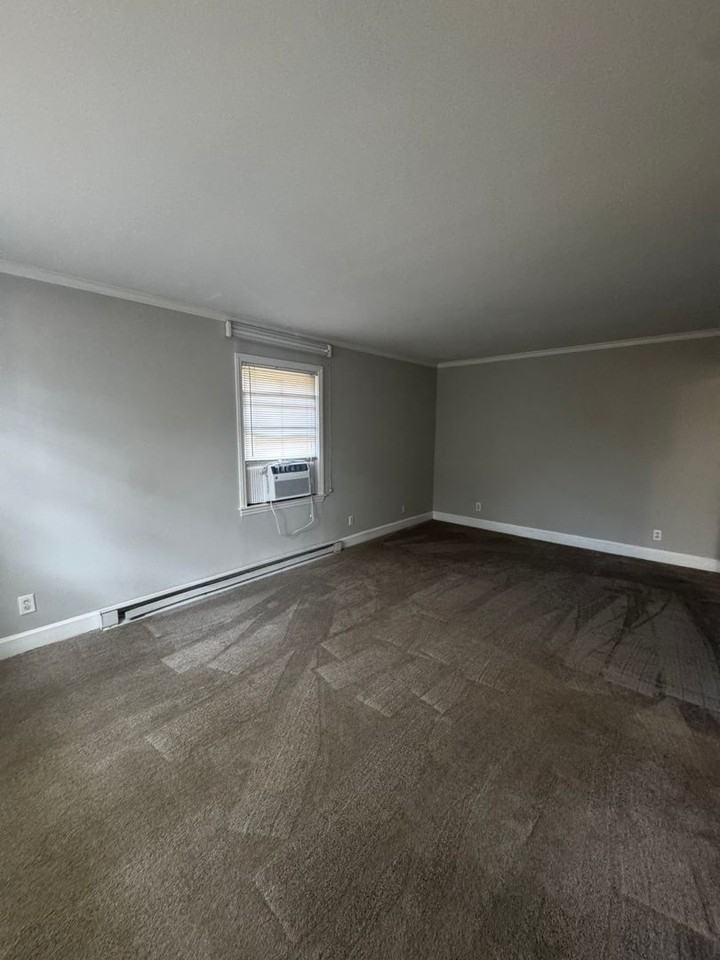 107 S West St - Photo 4 of 10