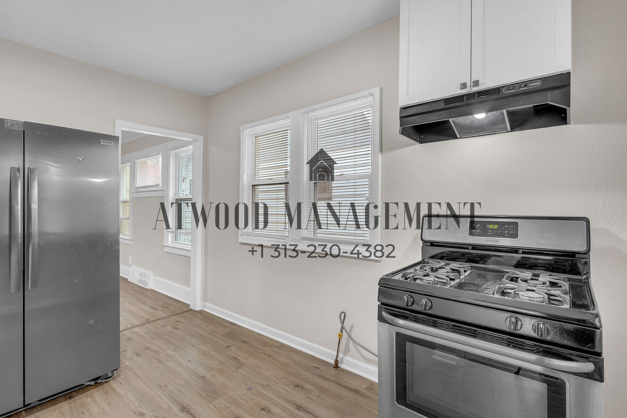 13979 Cherrylawn St - Photo 4 of 11