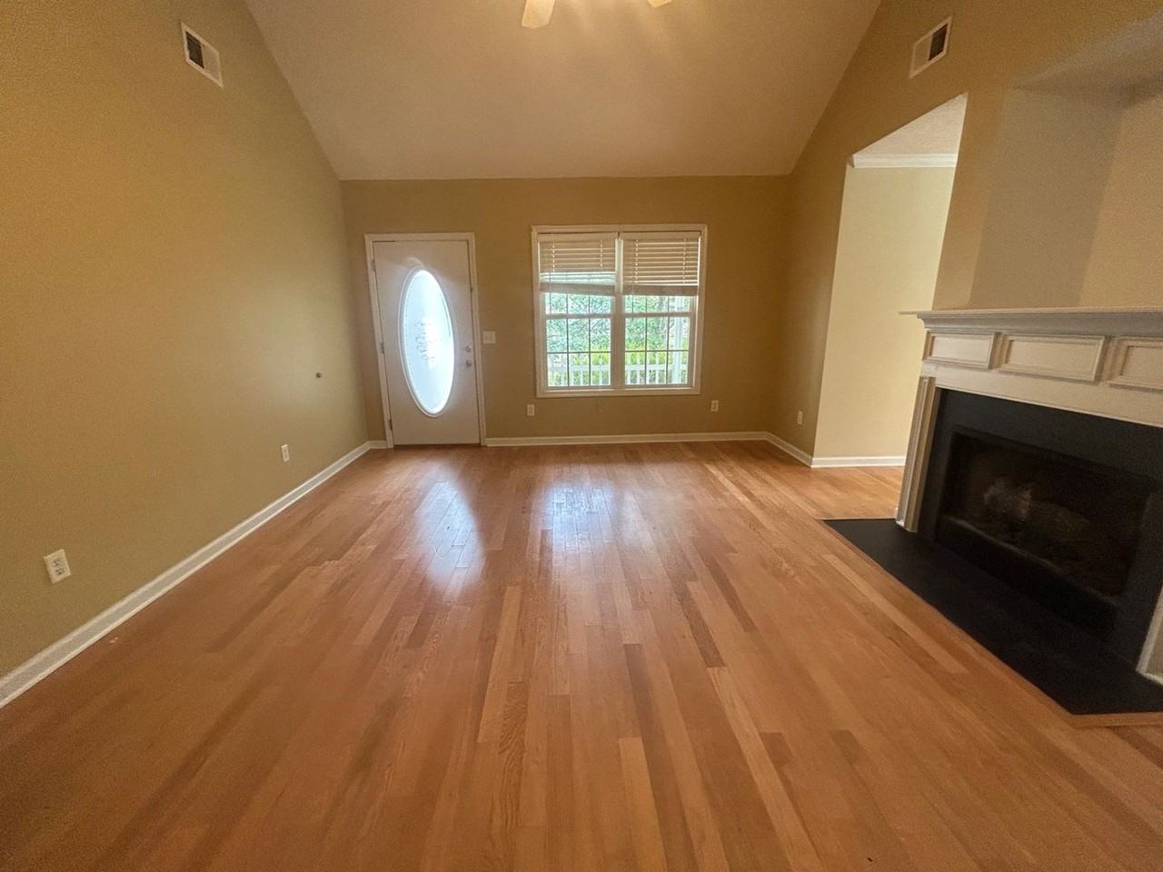 208 Charles Towne Ct - Photo 4 of 41